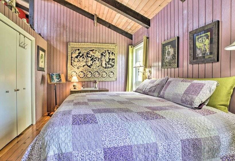 Hilltop Green Lake Home: Dock, Kayaks, Views!