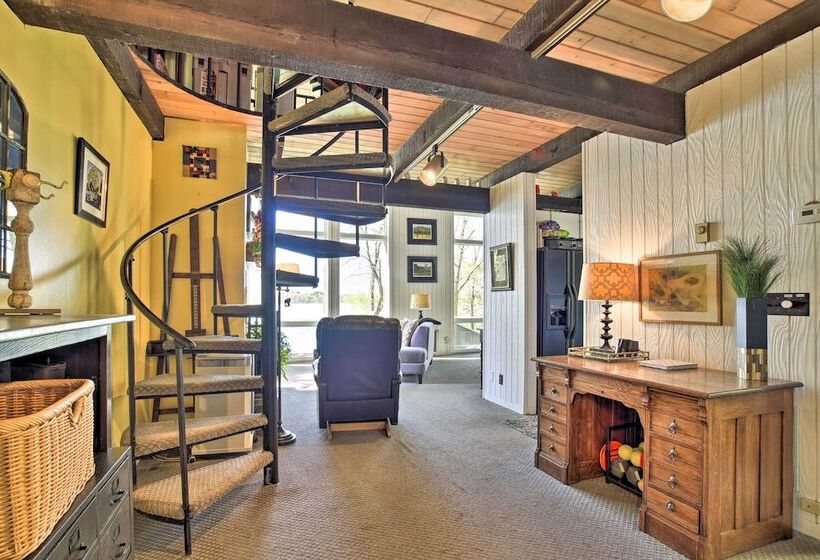 Hilltop Green Lake Home: Dock, Kayaks, Views!