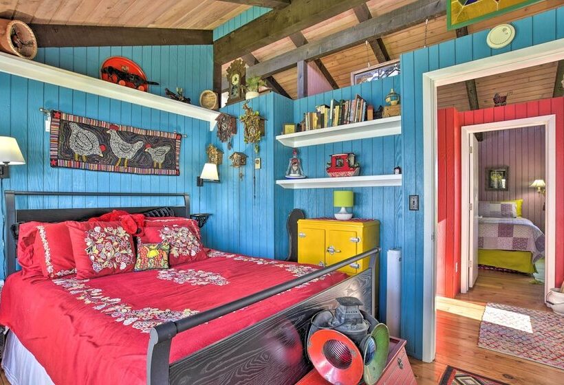 Hilltop Green Lake Home: Dock, Kayaks, Views!