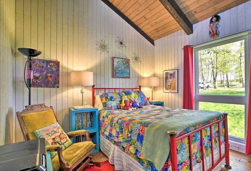 Hilltop Green Lake Home: Dock, Kayaks, Views!