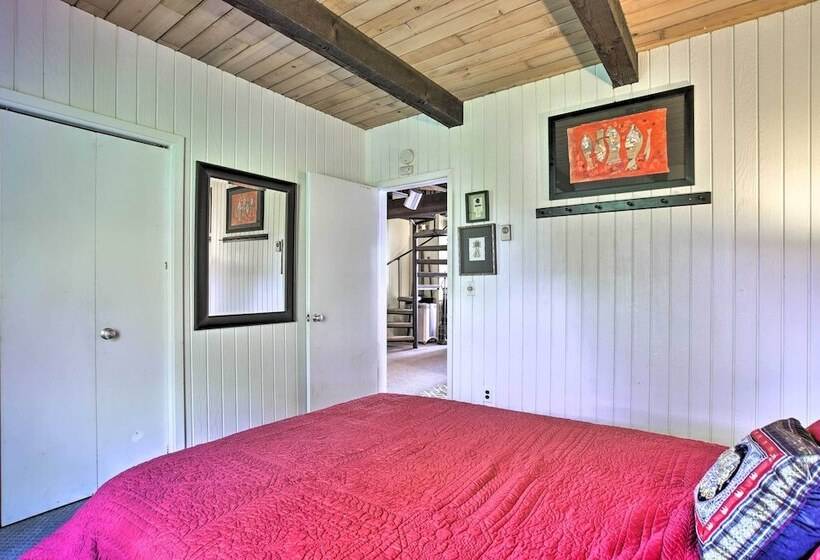 Hilltop Green Lake Home: Dock, Kayaks, Views!