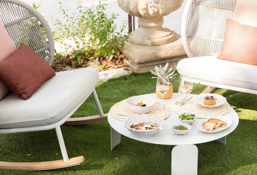 Отель Hôtel Et Restaurant La Bastide Bourrelly Mathias Dandine