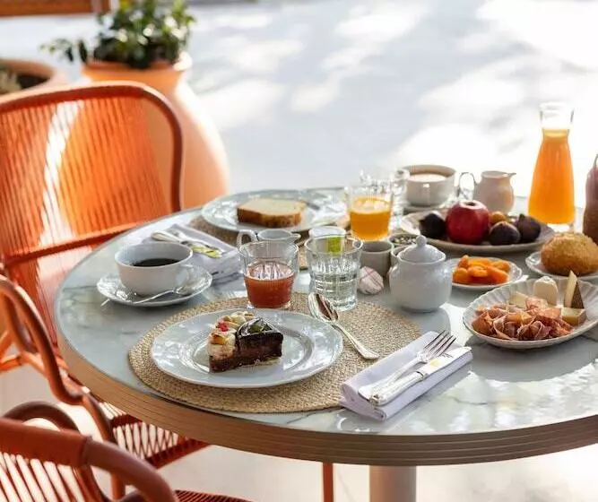 Hotelli Hôtel Et Restaurant La Bastide Bourrelly   Mathias Dandine