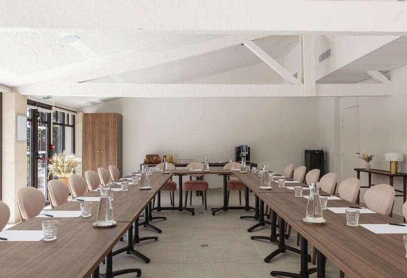 Отель Hôtel Et Restaurant La Bastide Bourrelly Mathias Dandine