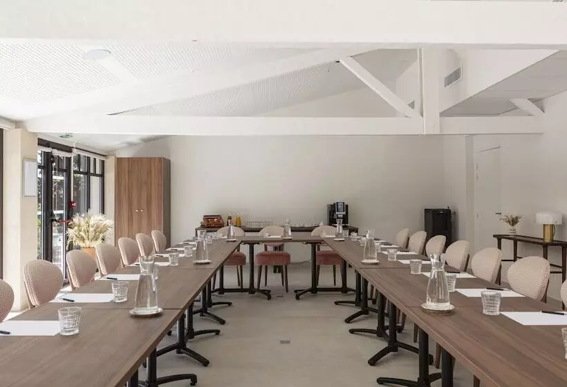 Hotelli Hôtel Et Restaurant La Bastide Bourrelly   Mathias Dandine