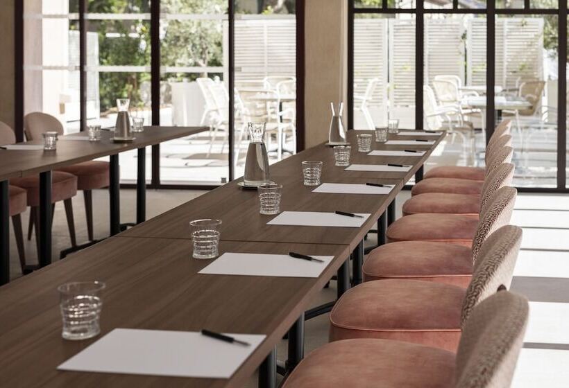 Отель Hôtel Et Restaurant La Bastide Bourrelly Mathias Dandine