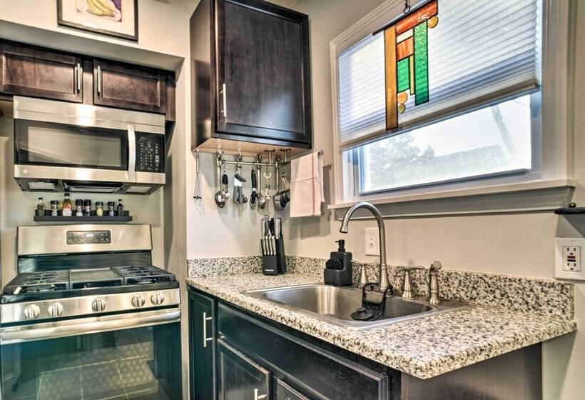 Lovely Dearborn Home W/ Gas Grill & Backyard!