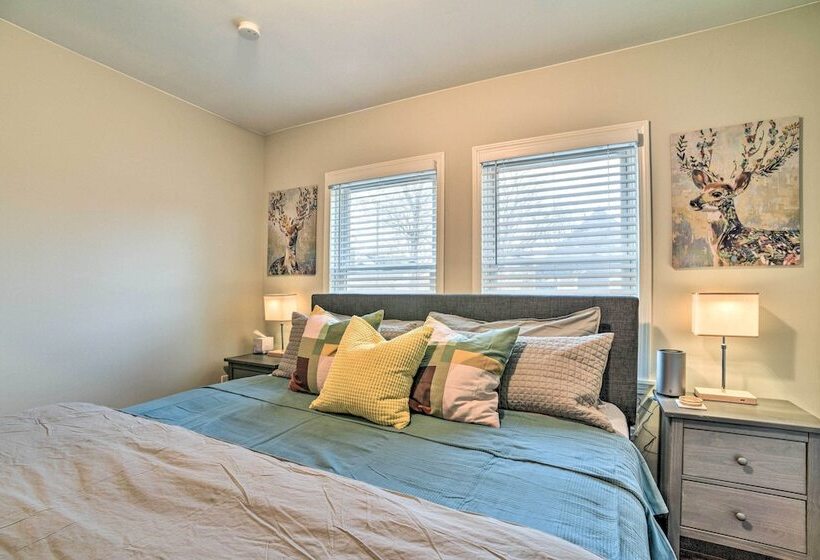 Lovely Dearborn Home W/ Gas Grill & Backyard!