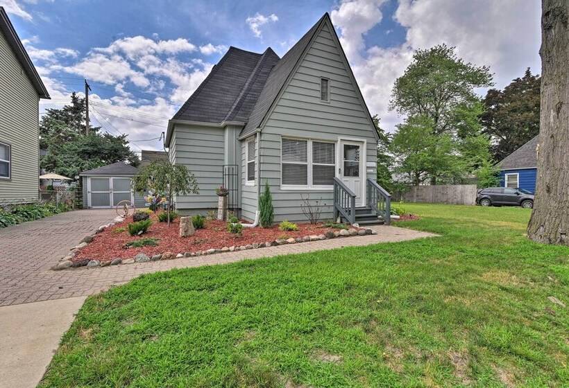 Lovely Dearborn Home W/ Gas Grill & Backyard!