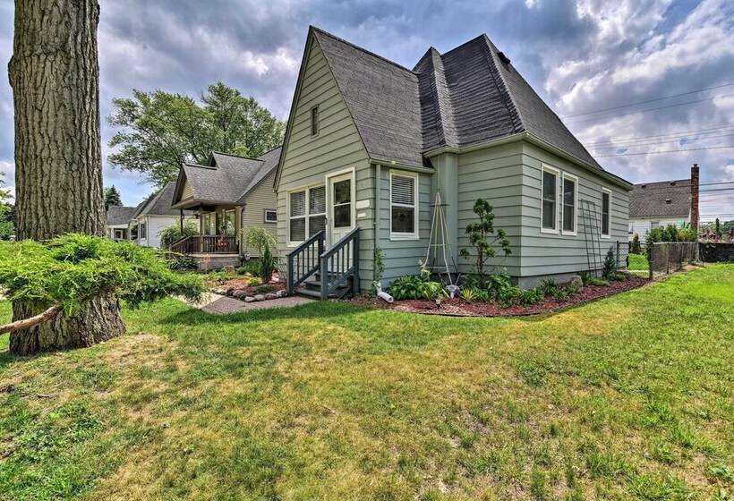 Lovely Dearborn Home W/ Gas Grill & Backyard!