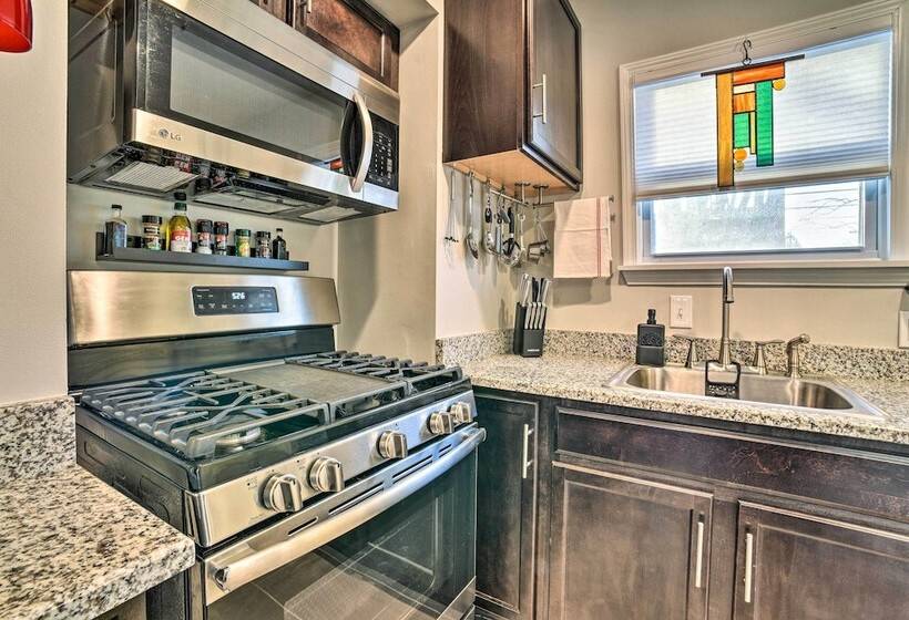 Lovely Dearborn Home W/ Gas Grill & Backyard!