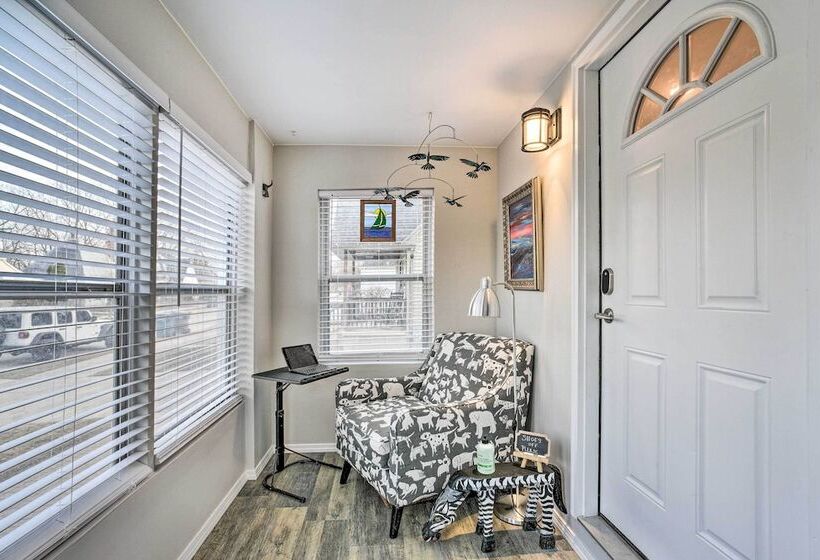 Lovely Dearborn Home W/ Gas Grill & Backyard!