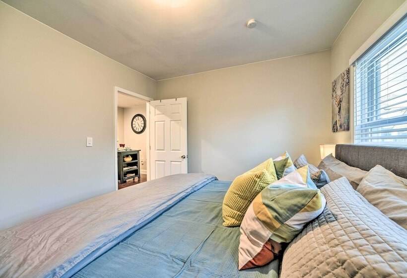 Lovely Dearborn Home W/ Gas Grill & Backyard!