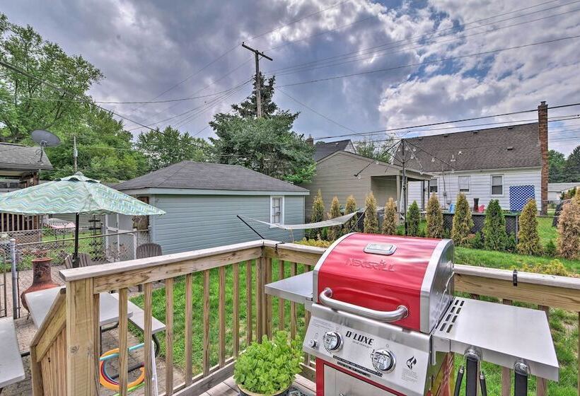 Lovely Dearborn Home W/ Gas Grill & Backyard!