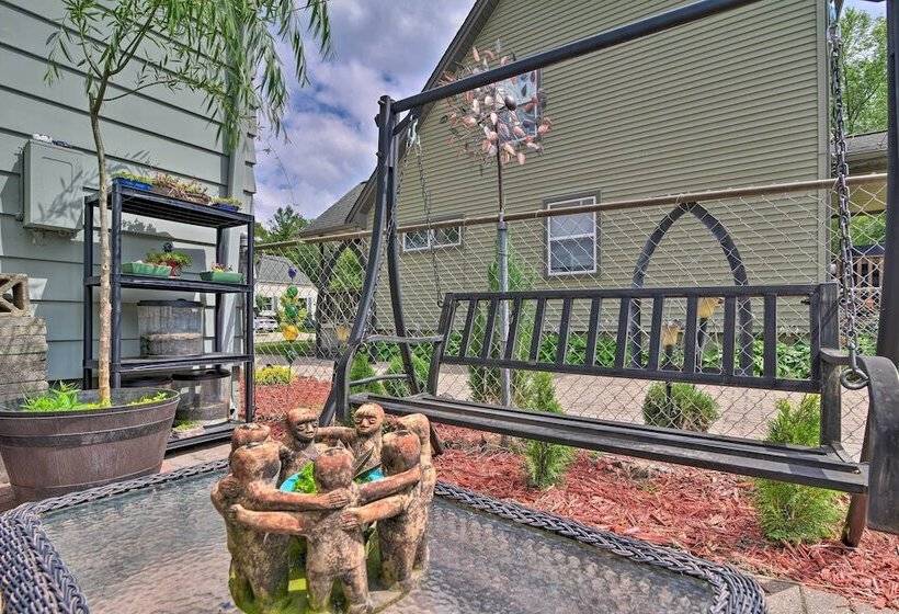 Lovely Dearborn Home W/ Gas Grill & Backyard!