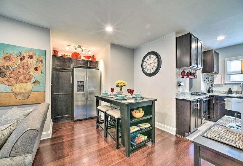 Lovely Dearborn Home W/ Gas Grill & Backyard!