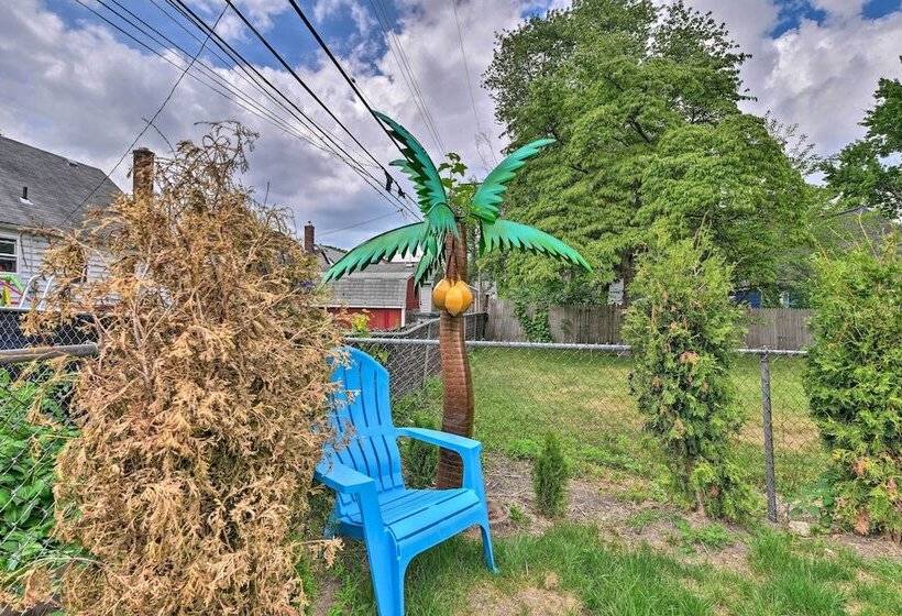 Lovely Dearborn Home W/ Gas Grill & Backyard!