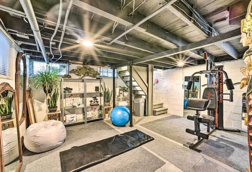 Lovely Dearborn Home W/ Gas Grill & Backyard!