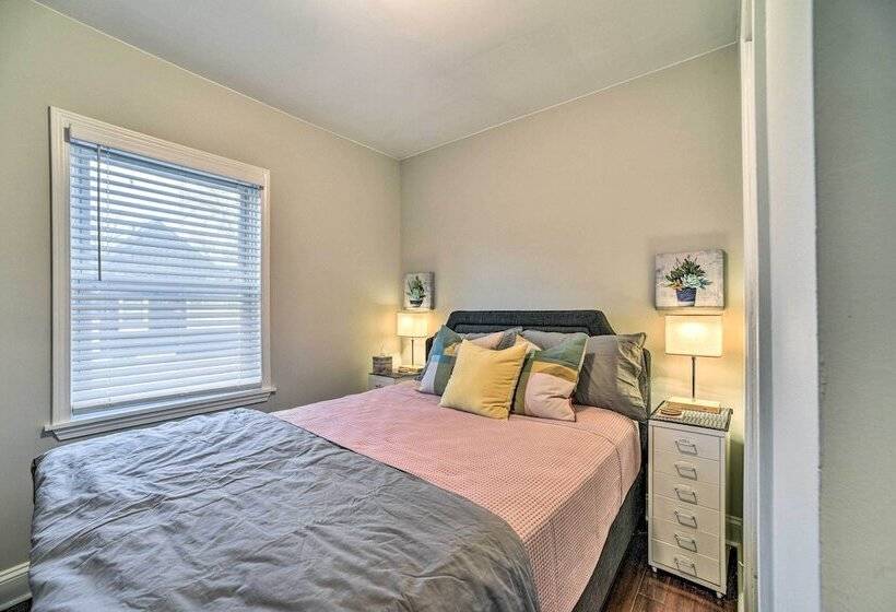 Lovely Dearborn Home W/ Gas Grill & Backyard!