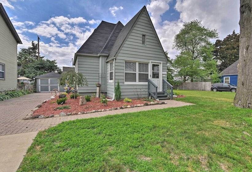 Lovely Dearborn Home W/ Gas Grill & Backyard!