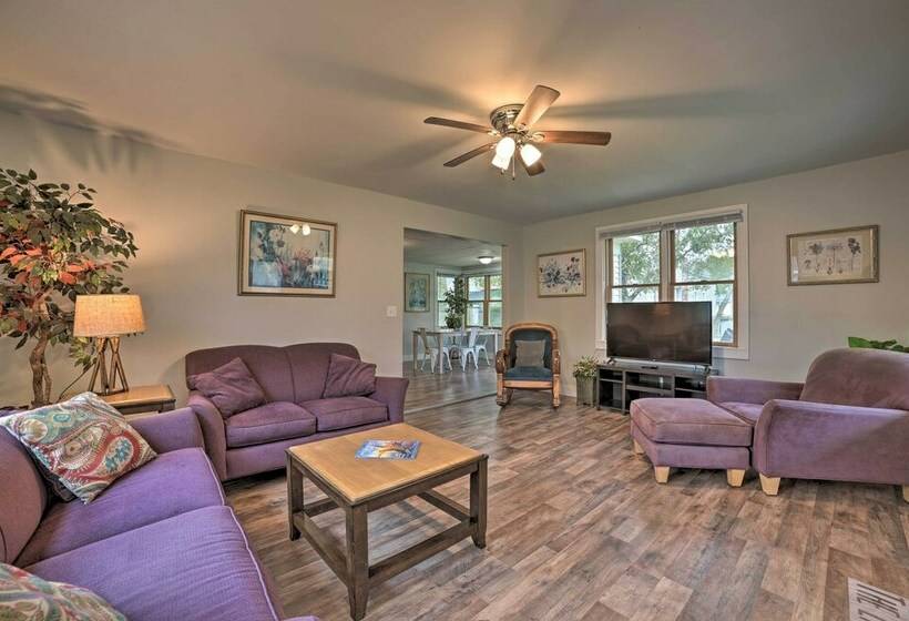 Manistee House < 1 Mile From Lake Michigan!