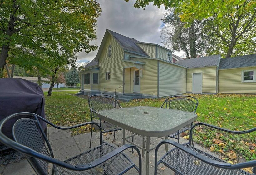 Manistee House < 1 Mile From Lake Michigan!