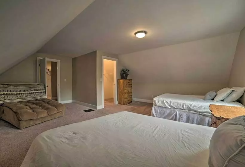 Manistee House < 1 Mile From Lake Michigan!