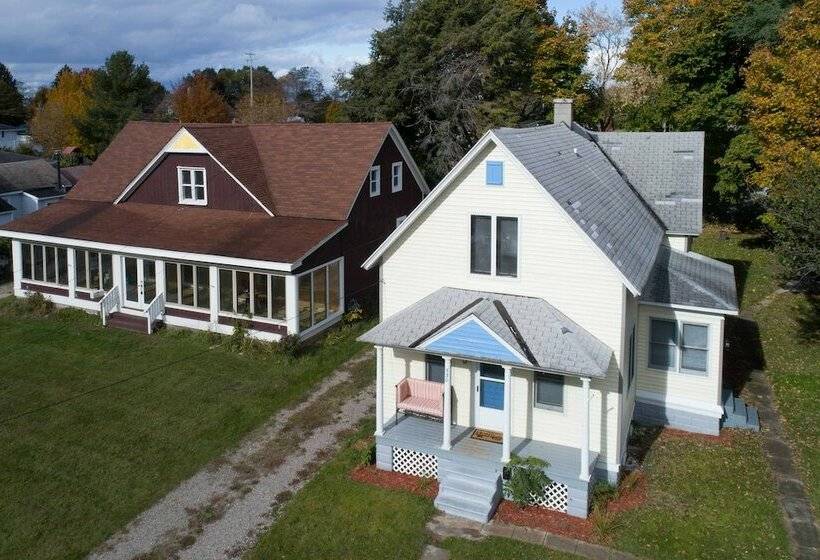 Manistee House < 1 Mile From Lake Michigan!