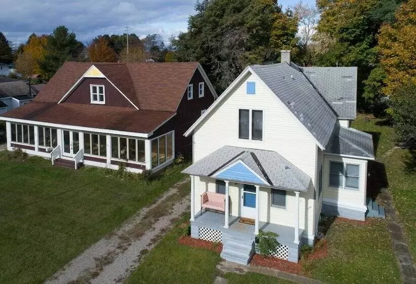 Manistee House < 1 Mile From Lake Michigan!