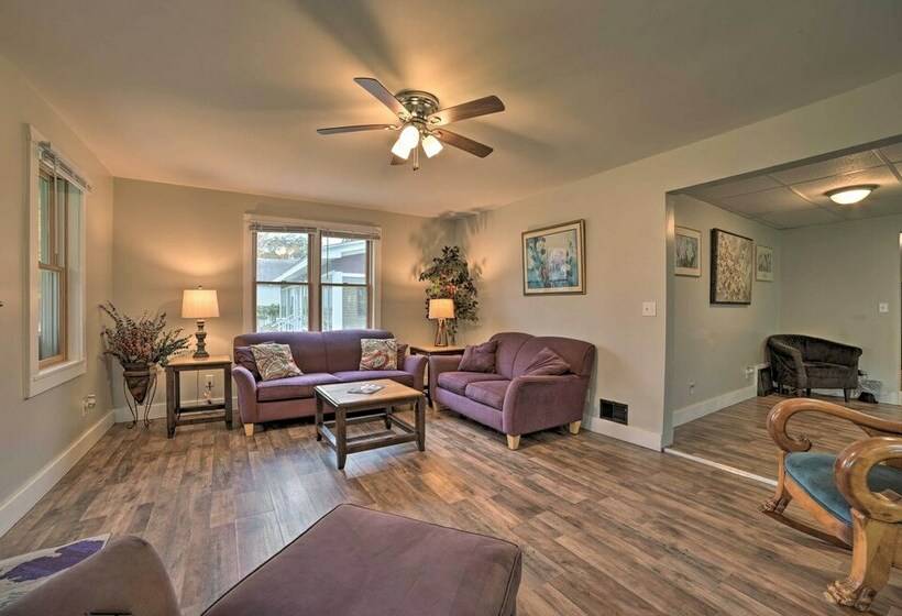 Manistee House < 1 Mile From Lake Michigan!