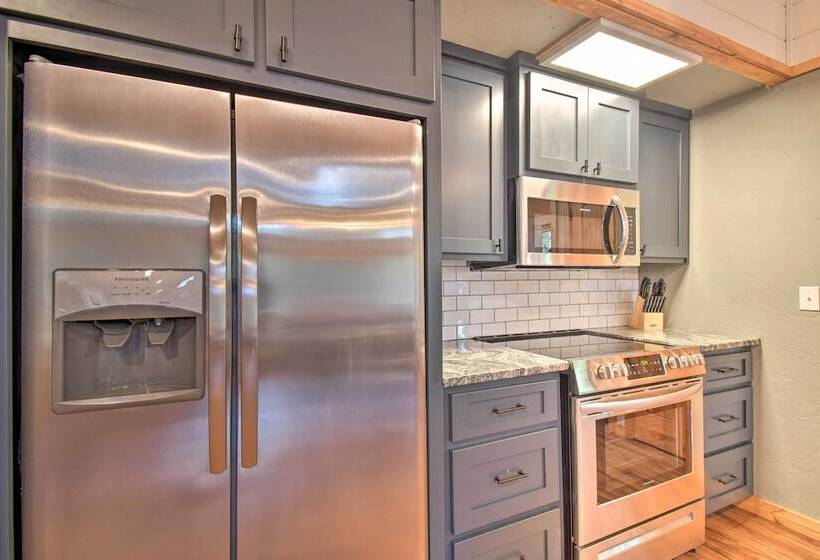 Modern Broken Bow Cabin: Large Deck, Bbq & Pergola