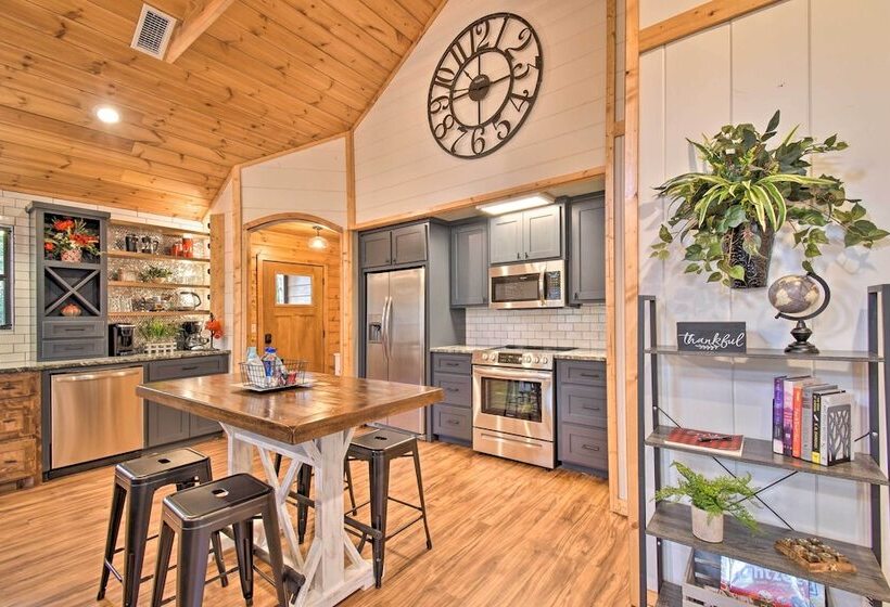 Modern Broken Bow Cabin: Large Deck, Bbq & Pergola