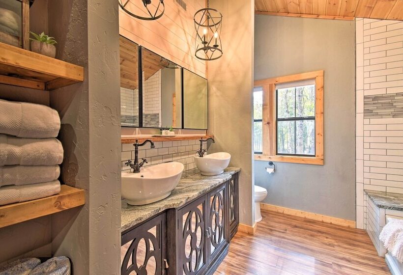 Modern Broken Bow Cabin: Large Deck, Bbq & Pergola