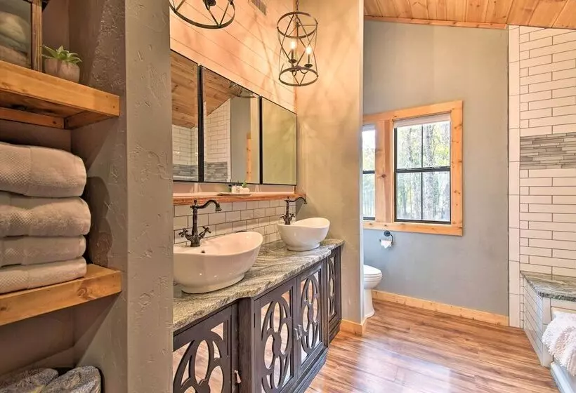 Modern Broken Bow Cabin: Large Deck, Bbq & Pergola