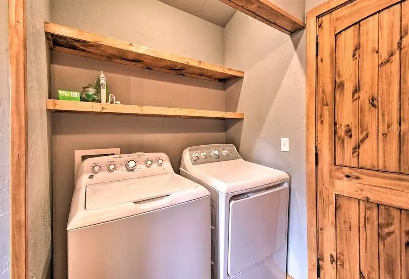 Modern Broken Bow Cabin: Large Deck, Bbq & Pergola