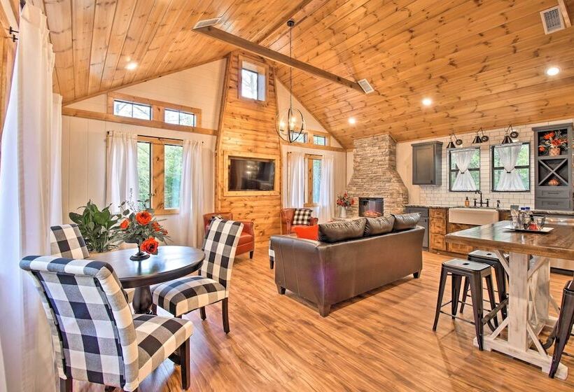 Modern Broken Bow Cabin: Large Deck, Bbq & Pergola