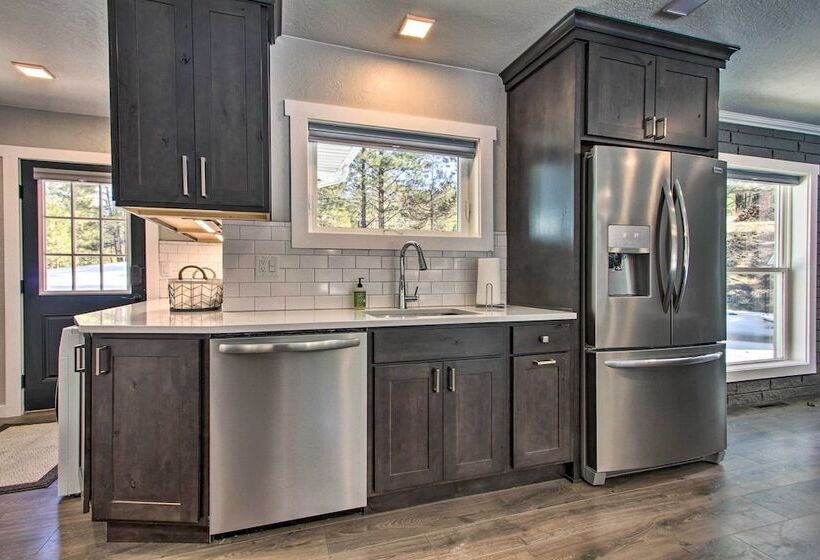 Modern Home W/ Wooded Views: 10 Mi Outside Helena!