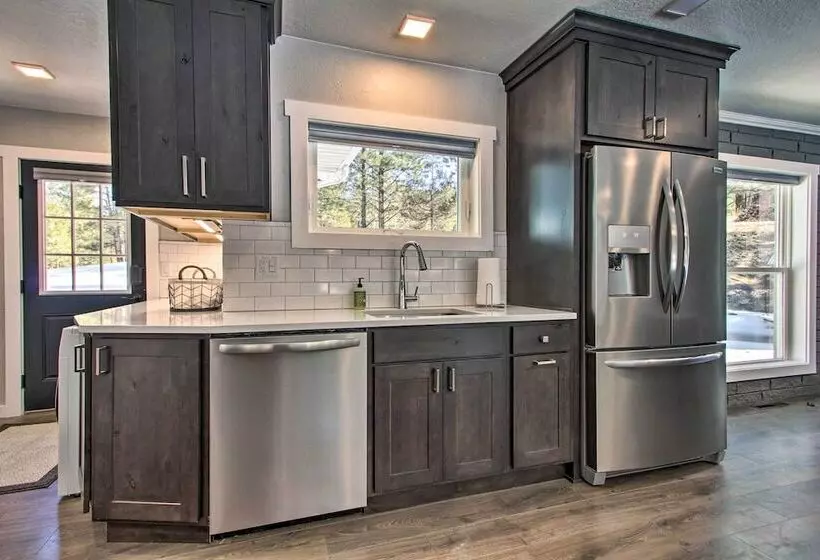 Modern Home W/ Wooded Views: 10 Mi Outside Helena!