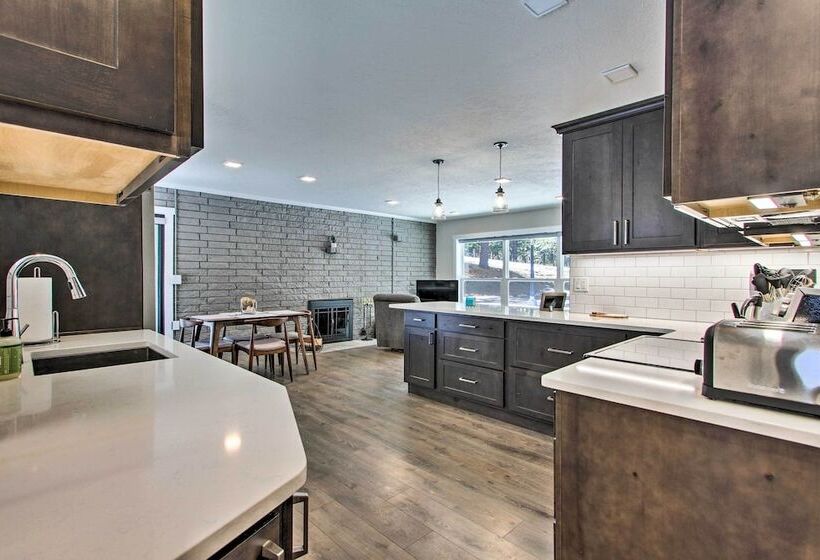 Modern Home W/ Wooded Views: 10 Mi Outside Helena!