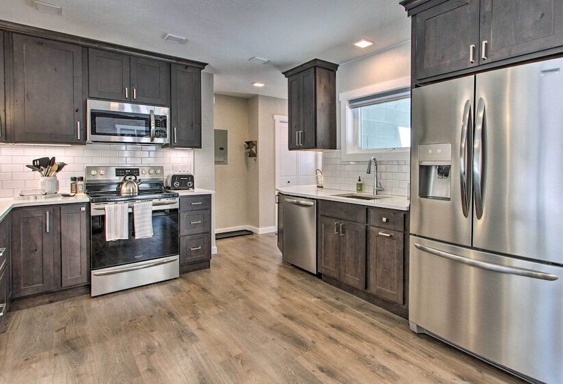 Modern Home W/ Wooded Views: 10 Mi Outside Helena!