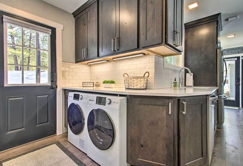 Modern Home W/ Wooded Views: 10 Mi Outside Helena!