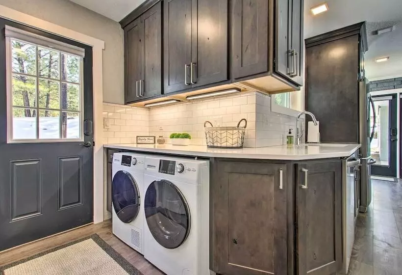 Modern Home W/ Wooded Views: 10 Mi Outside Helena!
