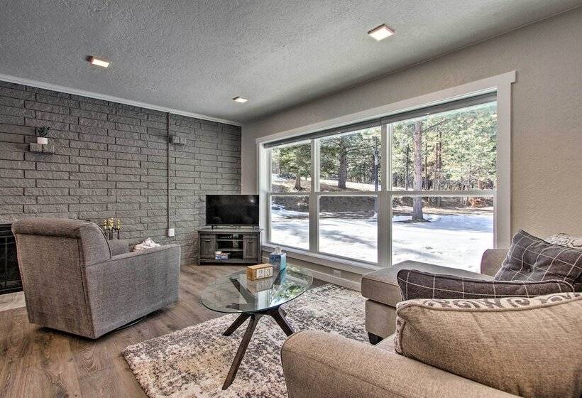 Modern Home W/ Wooded Views: 10 Mi Outside Helena!