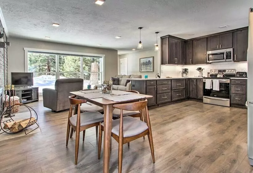Modern Home W/ Wooded Views: 10 Mi Outside Helena!