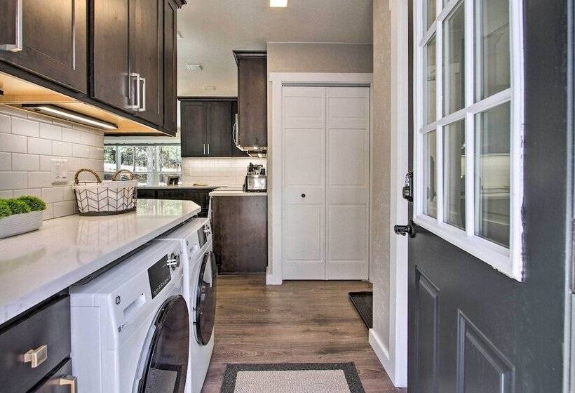 Modern Home W/ Wooded Views: 10 Mi Outside Helena!