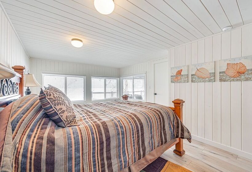 Lakeside Whitefish Cottage W/ Private Hot Tub!