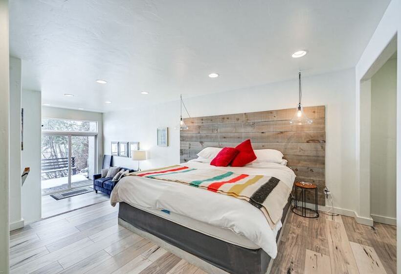 Lakeside Whitefish Cottage W/ Private Hot Tub!