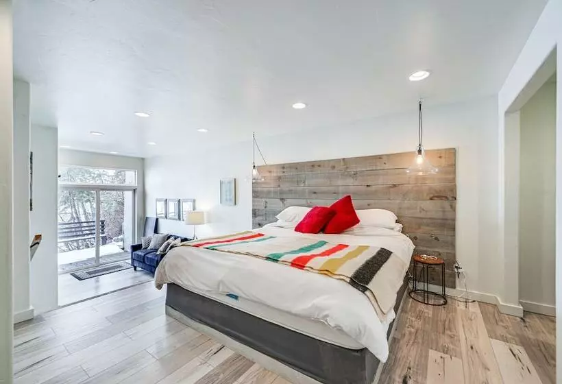 Lakeside Whitefish Cottage W/ Private Hot Tub!