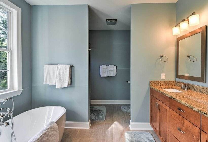 Oriental House On 1 Acre W/ Wraparound Porch!