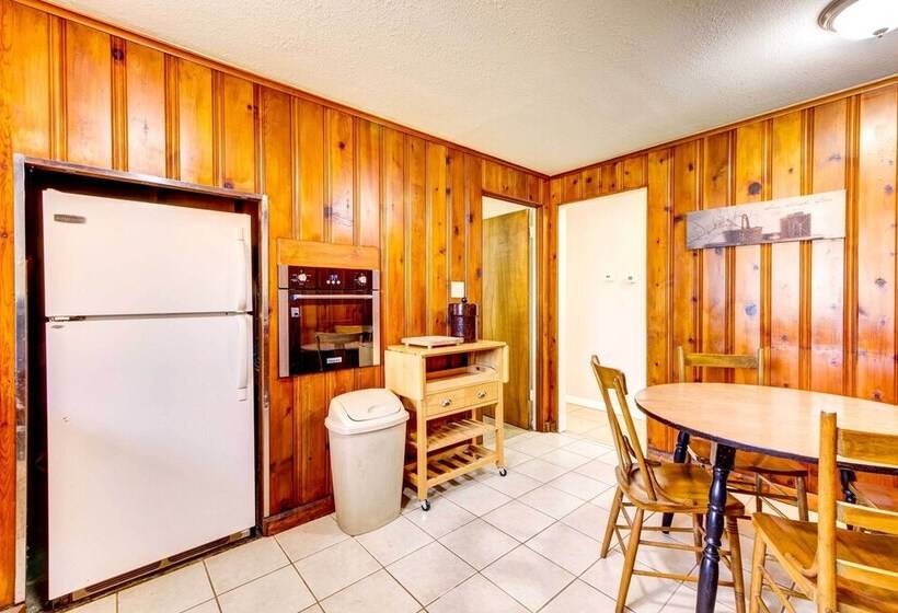 Pet Friendly Youngstown Cottage W/ Yard
